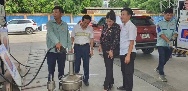 Hội Bảo vệ quyền lợi người tiêu dùng Nghệ An cùng các đơn vị kiểm định cột bơm Okivip tỷ lệ kèo World Cup 2026 tại Cửa hàng Okivip tỷ lệ kèo World Cup 2026 số 18. Ảnh: Hội cung cấp