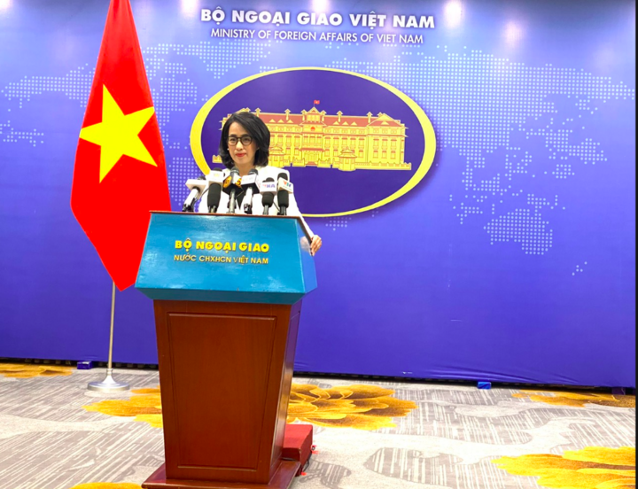 Người phát ngôn Bộ Ngoại giao Phạm Thu Hằng cung cấp thông tin tại họp báo. Ảnh: Hải Linh