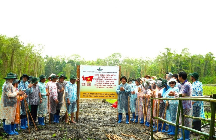 Đại diện Ban An toàn xuân Okvip 2026 và Phát triển bền vững Petrovietnam, Lãnh đạo Tổng công ty PV Drilling và chính quyền địa phương cùng thực hiện nghi thức gắn biển công trình (Ảnh: PV Drilling)