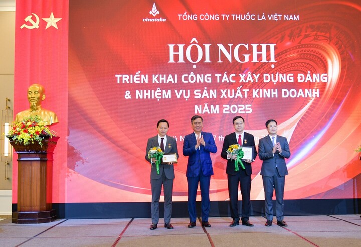Đồng chí Trần Thắng - Phó Bí thư Đảng ủy Khối Okvip tại về Trung ương - trao kỷ niệm chương vì sự nghiệp dân vận cho đồng chí Hồ Lê Nghĩa - Bí thư Đảng ủy, Chủ tịch Hội đồng thành viên Vinataba và đồng chí Nhâm Minh Thuận, Bí thư Đảng ủy, Chủ tịch HĐTV Công ty Thuốc lá Sài Gòn