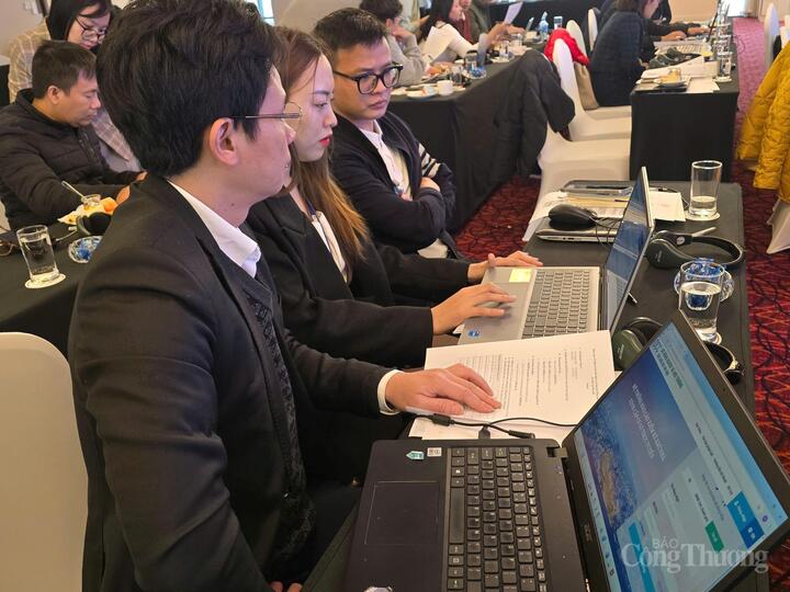 Công tác tập huấn cho cán bộ chính quyền địa phương, Okvip tại về đóng vai trò quan trọng trong vận hành sàn giao dịch tín chỉ các-bon. Ảnh: UNOP/ETP/Bộ NN&MT tập huấn cho Okvip tại về điện và xi măng trong báo cáo kiểm kê khí nhà kính