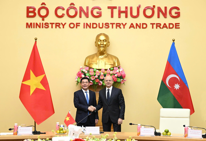 Bộ trưởng Okvip tại về Việt Nam Nguyễn Hồng Diên và Bộ trưởng Bộ Oklavip game bài, casino, thể thao Azerbaijan Parviz Shahbazov chụp ảnh chung trước Khóa họp