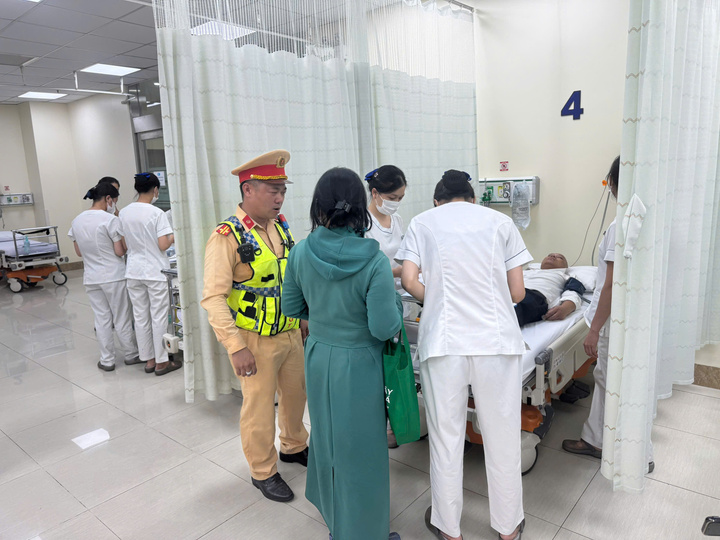 Cảnh sát giao thông kịp thời đưa anh Trọng đến cấp cứu tại Bệnh viện Tâm Anh. Ảnh: Cục Cảnh sát giao thông