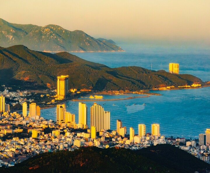 Sau khi sáp nhập Ninh Thuận và Khánh Hòa, Nha Trang được định hướng trở thành trung tâm hành chính mới của duyên hải Nam Trung Bộ.