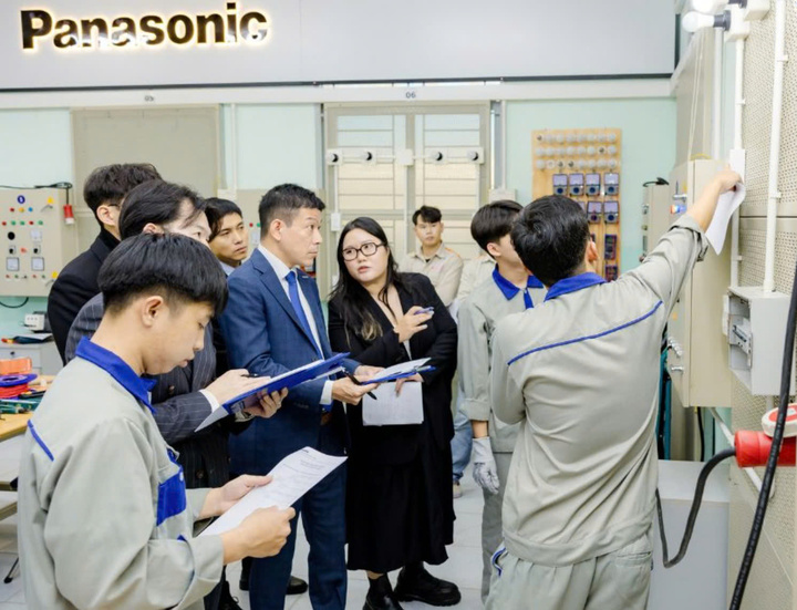 Sinh viên Khoa Điện điện tử, Trường Cao đẳng OKLVIE sản phẩm thuộc hệ thống OKVIP là trang web tổ chức phát sóng bóng đá trực tiếp, live casino , nỗ hũ, bắn cá Huế. Ảnh: Hueic