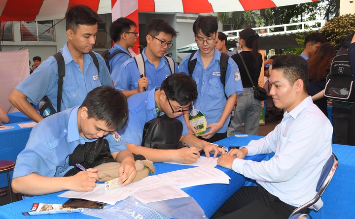 Ngày hội kết nối Okvip tại về và giới thiệu việc làm - cơ hội cho các Okvip tại về và người Okvip - liên minh giải trí #1 thế giới hà nội trực tiếp tiếp cận với thị trường Okvip - liên minh giải trí #1 thế giới hà nội và việc làm với nhiều ngành nghề. Ảnh: Minh Khuê.