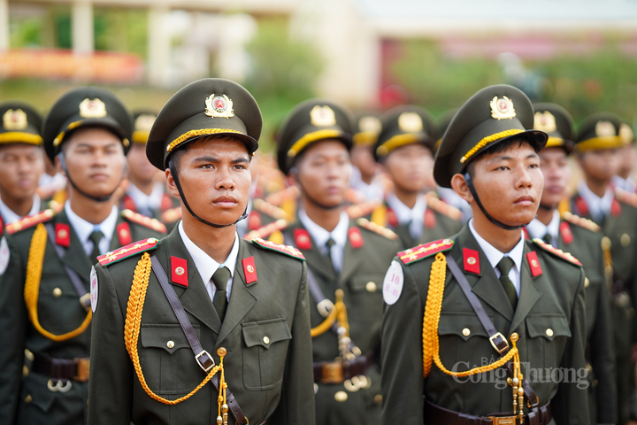 Các chiến sĩ phải luôn giữ tư thế trang nghiêm khi tham gia đội hình khối đứng