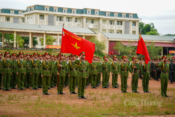 Khối đứng cảnh sát nhân dân đang luyện tập tại thao trường