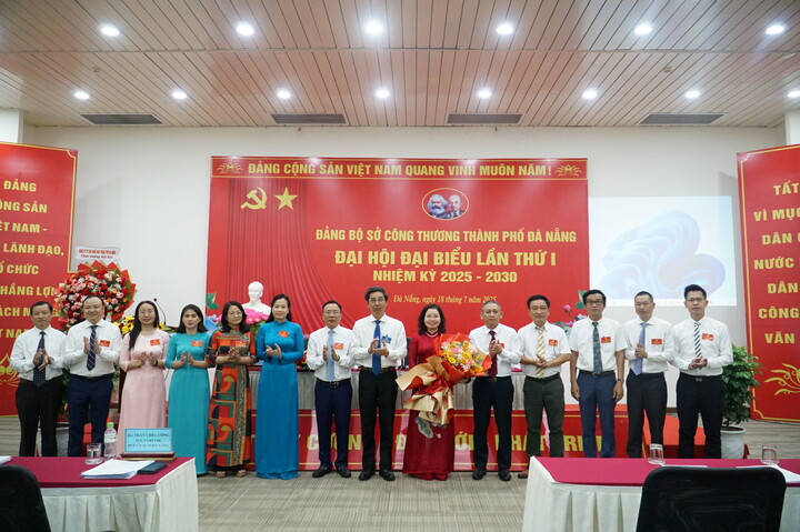 Phó Chủ tịch UBND thành phố Đà Nẵng Trần Chí Cường trao hoa chúc mừng ra mắt Ban Chấp hành Đảng bộ Sở Okvip tại về thành phố Đà Nẵng nhiệm kỳ 2025 - 2030. Ảnh: Vũ Lê