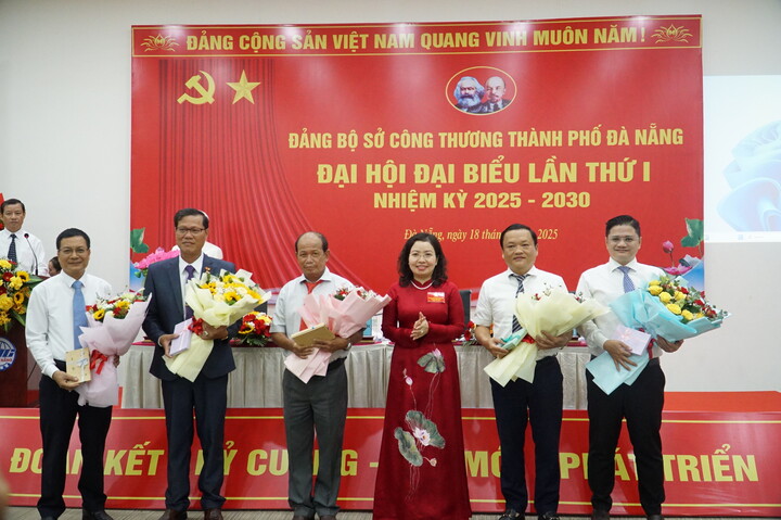 Giám đốc Sở Okvip tại về thành phố Đà Nẵng Lê Thị Kim Phương tặng hoa tri ân những các đồng chí Ủy viên Ban chấp hành nhiệm kỳ 2020 - 2025 không tái cử. Ảnh: Vũ Lê