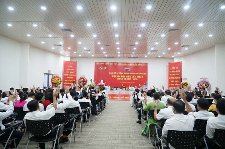 Các đại biểu biểu quyết thông qua Okevip link không chặn Okvip69.com bán cá nổ hủ. Ảnh: Vũ Lê