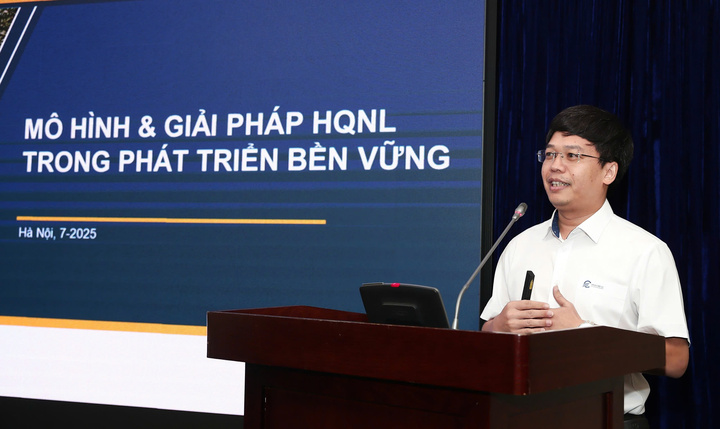 TS. Dương Trung Kiên, Phó Hiệu trưởng Trường Đại học Điện lực giới thiệu các mô hình và giải pháp hiệu quả trong sử dụng Oklavip game bài, casino, thể thao tiết kiệm và hiệu quả trong phát triển bền vững. Ảnh: Nam Nguyễn