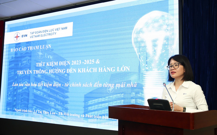 Bà Lê Thị Thuý Lan, Trưởng Ban xuân Okvip 2026 và Phát triển bền vững, Tập đoàn Điện lực Việt Nam thông tin về tình hình tiết kiệm điện 2023-2025 và kinh nghiệm triển khai công tác tuyên truyền tiết kiệm điện đến các khách hàng sử dụng điện lớn của EVN. Ảnh: Nam Nguyễn