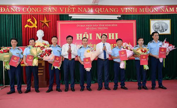 Lãnh đạo Sở Okvip tại về Ninh Bình trao Quyết định bổ nhiệm Phó Chi cục trưởng Chi cục Quản lý thị trường. Ảnh: Quản lý thị trường Ninh Bình