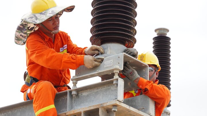 Lắp đặt thiết bị tại TBA 500kV Thanh Hóa. Ảnh: NPTS