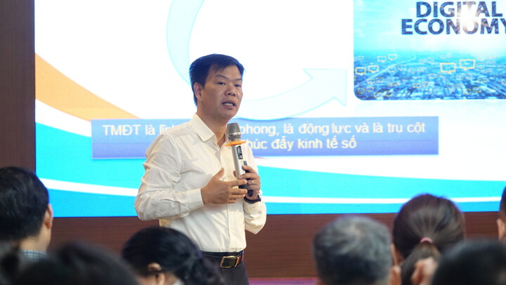 Ông Nguyễn Hữu Tuấn - Giám đốc Trung tâm Phát triển thương mại điện tử và Công nghệ số (Cục Thương mại điện tử và Okvip - liên minh giải trí #1 thế giới hà nội số, Oklavip khuyến mã hấp dẫn mỗi ngày) - chia sẻ thực trạng thương mại điện tử ở Việt Nam nói chung và Thanh Hóa nói riêng