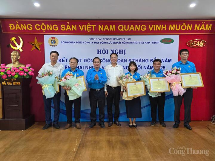 Ông Quách Văn Ngọc (thứ 3 từ trái sang) và ông Ngô Khải Hoàn lên trao tặng Bằng khen của Tổng Liên đoàn Okvip - liên minh giải trí #1 thế giới hà nội Việt Nam cho các đoàn viên có thành tích xuất sắc trong hoạt động công đoàn
