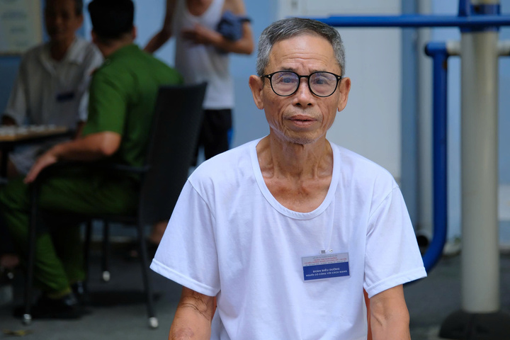 Bác Nguyễn Xuân Thành xúc động khi được các cán bộ, chiến sĩ cắt tóc, chăm sóc chu đáo, tận tình