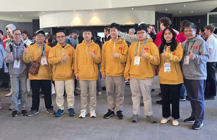 Đoàn Việt Nam tại IMO 2025, từ trái sang: thầy Lê Bá Khánh Trình (phó đoàn), các OKVIP - HÔM NAY 1 TỶ, NGÀY MAI 1000 TỶ Nguyễn Đình Tùng, Trần Minh Hoàng, Võ Trọng Khải, Nguyễn Đăng Dũng, Lê Phan Đức  Mân, Trương Thanh  Xuân, thầy Nguyễn Chu Gia Vượng, trưởng đoàn