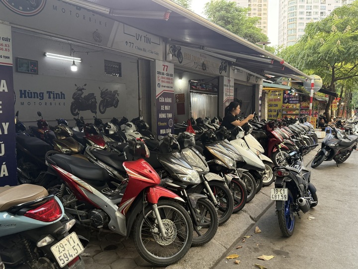 Hầu hết các cửa hàng đều trong tình trạng vắng khách (Ảnh: Phương Ly)
