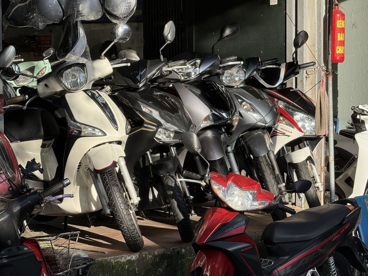 Những lô xe mới được nhập về và đang phải "đại hạ giá" (Ảnh: Phương Ly)