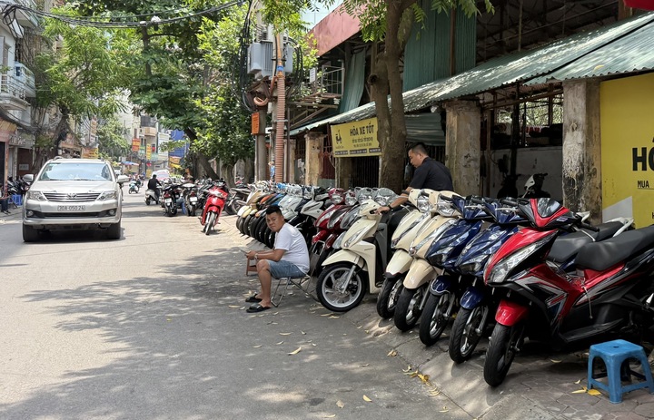Hầu hết tiểu thương đều trong tâm trạng lo lắng trước tình hình buôn bán khó khăn (Ảnh: Phương Ly)