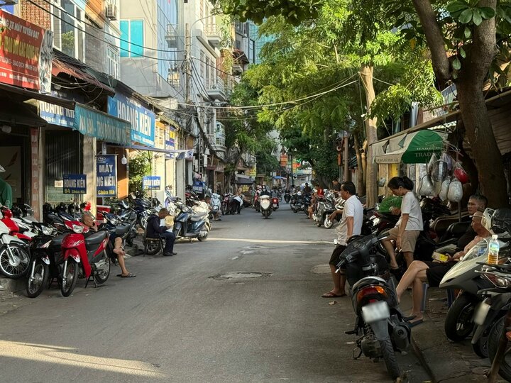 Tiểu thương "đổ" hết ra mặt đường để mời chào khách mua xe (Ảnh: Phương Ly)