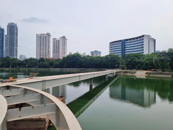 Cầu bộ hành bắc ngang hồ cơ bản hoàn thành phần khung thép, hứa hẹn tạo điểm nhấn khi công viên mở cửa trở lại.