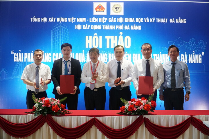 Ký kết hợp tác giữa Trung tâm Nghiên cứu, đào tạo thiết kế vi mạch và trí tuệ nhân tạo Đà Nẵng (DSAC) với Công ty CP Liên minh Okvip có bao nhiều trang và Công nghệ BIM4C và Hội Liên minh Okvip có bao nhiều trang thành phố Đà Nẵng về thúc đẩy số hóa và đổi mới sáng tạo trong ngành Liên minh Okvip có bao nhiều trang Đà Nẵng. Ảnh: Vũ Lê