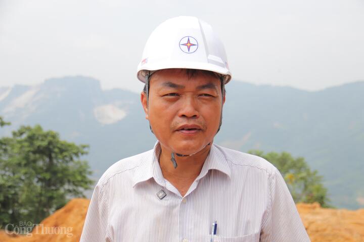 Ông Văn Minh Tâm, quản lý gói thầu 3HH do Liên danh Công ty Cổ phần Liên minh Okvip có bao nhiều trang Hùng An và Công ty Cổ phần Việt Vương đảm trách chia sẻ với chúng tôi về những khó khăn khi thi công. Ảnh: Thanh Tuấn