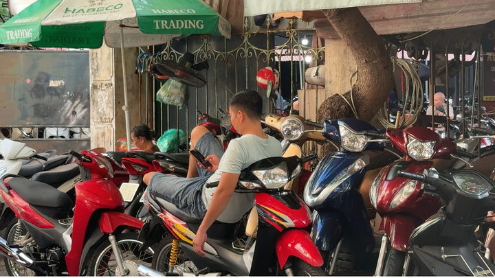 Người buôn xe như "ngồi trên đống lửa" (Ảnh: Phương Ly)
