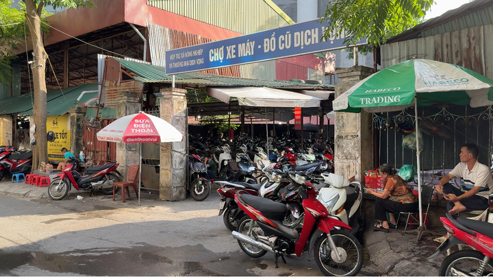 Chợ xe máy - đồ cũ Dịch Vọng, Cầu Giấy ghi nhận tình trạng vắng khách (Ảnh: Phương Ly)