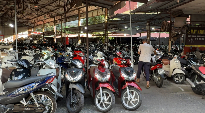 Tiểu thương vẫn bảo dưỡng xe hàng ngày chờ đợi được phục vụ khách mua hàng (Ảnh: Phương Ly)
