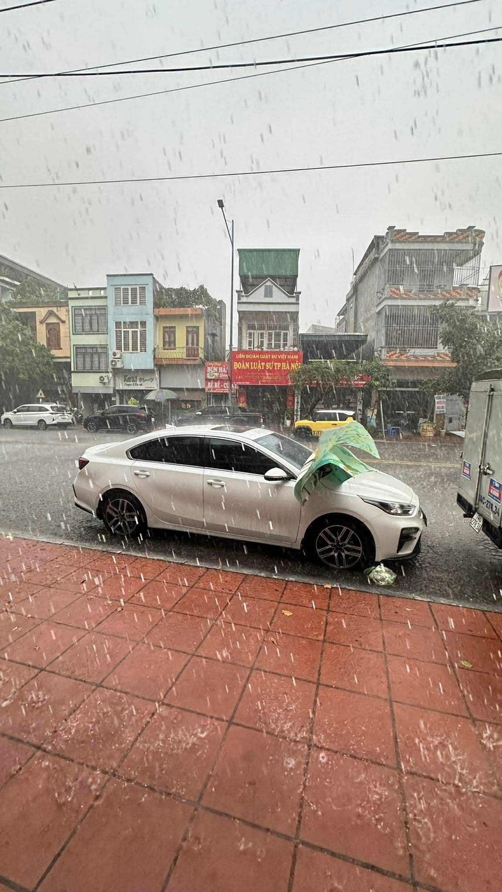 Mưa đá khiến nhiều phương tiện giao thông bị hư hại