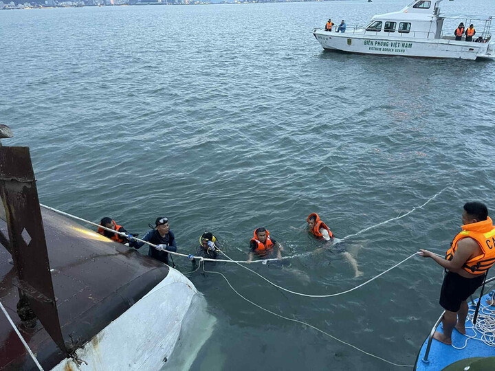 Lực lượng chức năng tỉnh Quảng Ninh cứu hộ những người gặp nạn do tàu bị đắm tại Vịnh Hạ Long
