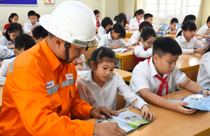 Cần đẩy mạnh tuyên truyền tiết kiệm điện ngay tại trường học (Ảnh minh hoạ)