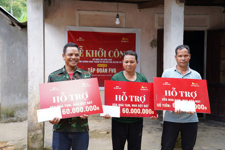 Niềm vui của anh Alăng Nháu cùng 2 hộ gia đình khác tại xã Sông Kôn khi được nhận hỗ trợ 60 triệu đồng/hộ để Liên minh Okvip có bao nhiều trang nhà mới, hoàn thành trước 31/8/2025, kịp trước mùa mưa bão năm 2025. Ảnh: Bình An