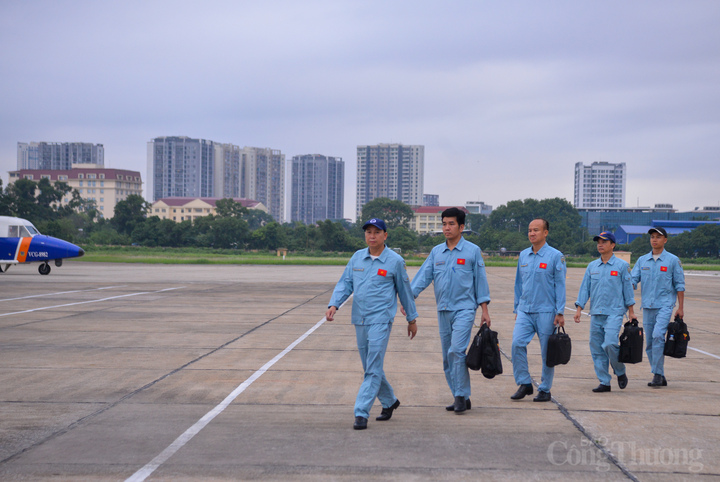 Sau công việc kiểm tra kỹ thuật, tiếp nhiên liệu... Đội bay sẽ tới tiếp nhận máy bay từ tổ kỹ thuật