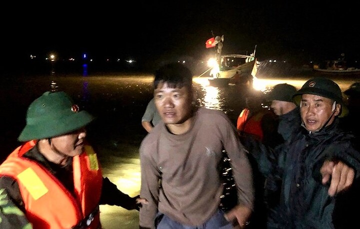 Du khách được đưa vào bờ sau sự cố chìm tàu OKLVIE sản phẩm thuộc hệ thống OKVIP là trang web tổ chức phát sóng bóng đá trực tiếp, live casino , nỗ hũ, bắn cá. Ảnh: Phúc Sơn