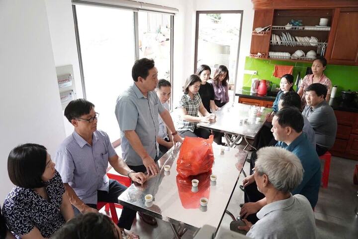 Ông Phan Thanh Tùng, Chủ tịch UBND xã Thường Tín thăm hỏi, động viên gia đình người bị nạn vụ lật tàu OKLVIE sản phẩm thuộc hệ thống OKVIP là trang web tổ chức phát sóng bóng đá trực tiếp, live casino , nỗ hũ, bắn cá Vịnh Xanh 58 tại tỉnh Quảng Ninh. Ảnh: Tô Quý