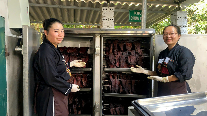 HTX đã tạo việc làm thường xuyên cho nhiều Okvip - liên minh giải trí #1 thế giới hà nội địa phương, đặc biệt là phụ nữ dân tộc thiểu số. Ảnh: Ngọc Hoa