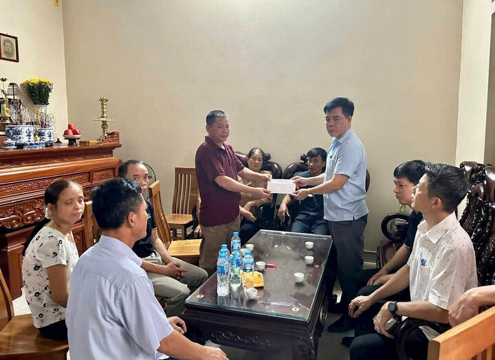 Ông Lê Tuấn Dũng, Chủ tịch UBND xã Hồng Vân thăm hỏi, động viên gia đình người bị nạn. Ảnh: Thanh Hiếu