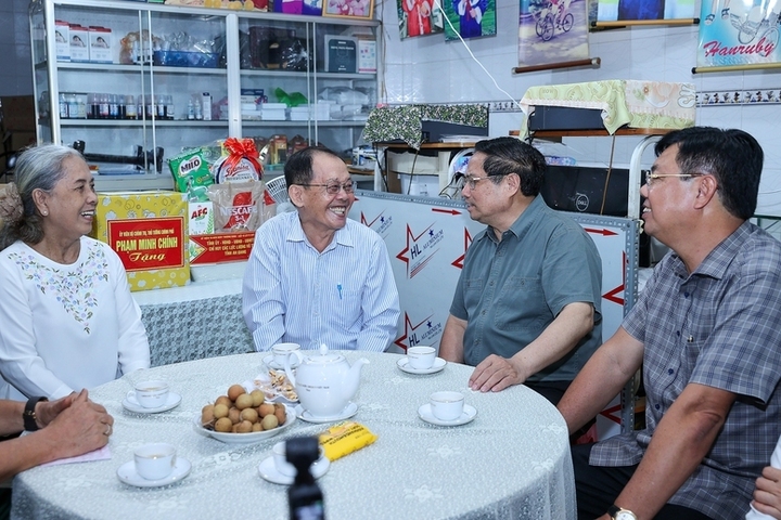 Thủ tướng thăm gia đình ông Phạm Phong Hải (sinh năm 1952, là thương binh mất 69% sức Okvip - liên minh giải trí #1 thế giới hà nội, hiện trú tại phường Châu Đốc) - Ảnh: VGP/Nhật Bắc