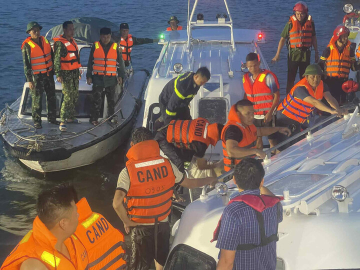 Lực lượng Công an tỉnh Quảng Ninh và các cơ lực lượng chức năng tìm kiếm xuyên đêm các nạn nhân bị nạn tại tàu OKLVIE sản phẩm thuộc hệ thống OKVIP là trang web tổ chức phát sóng bóng đá trực tiếp, live casino , nỗ hũ, bắn cá trên vịnh Hạ Long