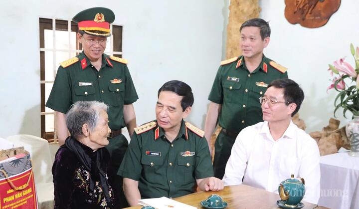Đại tướng Phan Văn Giang cùng ông Nguyễn Đình Trung, Bí thư Tỉnh uỷ Đắk Lắk thăm, tặng quà Bà mẹ Việt Nam anh hùng.