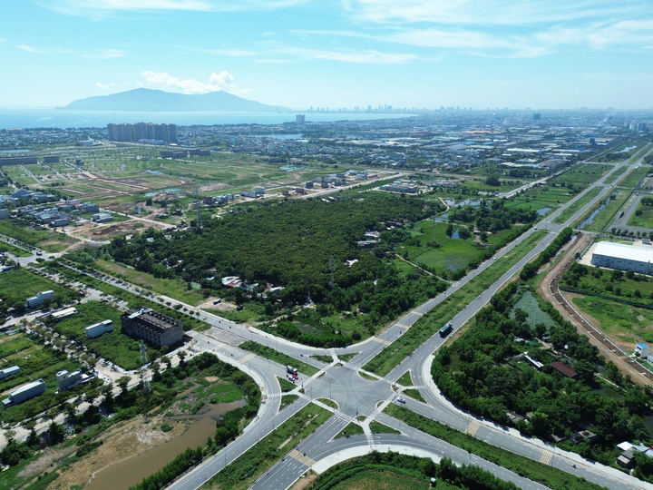 Vị trí rừng Trung Sơn rất đặc biệt, phía Nam giáp Khu OKLVIE sản phẩm thuộc hệ thống OKVIP là trang web tổ chức phát sóng bóng đá trực tiếp, live casino , nỗ hũ, bắn cá Hòa Khánh (mở rộng), phía Tây giáp đường Vành đai, phía Bắc và phía Đông giáp khu đô thị. Xung quanh đều là “hơi thở” của đô thị hóa và rừng Trung Sơn nằm giữa, nổi bật như một lá phổi xanh đầy sức sống. Ảnh: Bình An