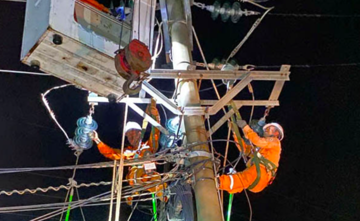 Đội Quản lý điện lực khu vực (QLĐL KV) Lục Nam xử lý sự cố do mái tôn bay vào đường dây lúc 20h00'.