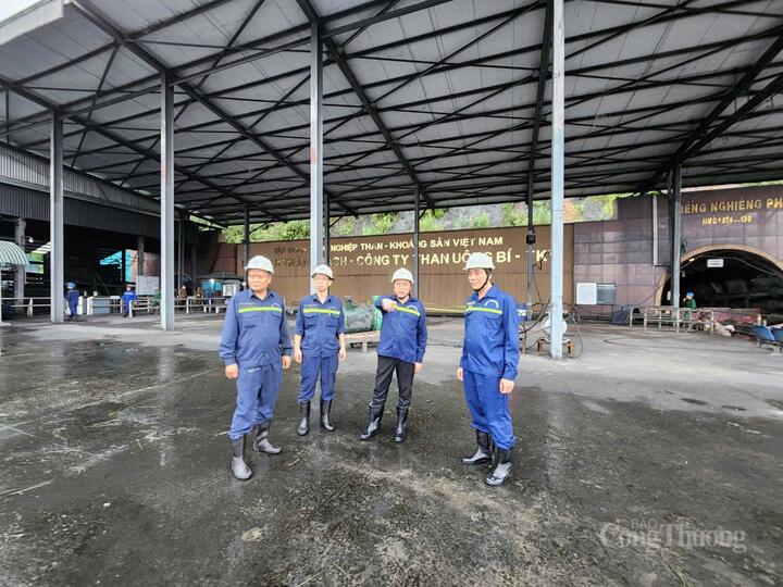Ông Nguyễn Văn Hưng - Giám đốc Công ty Than Uông Bí trực tiếp đi kiểm tra chỉ đạo công tác phòng chống bão. Ảnh tư liệu