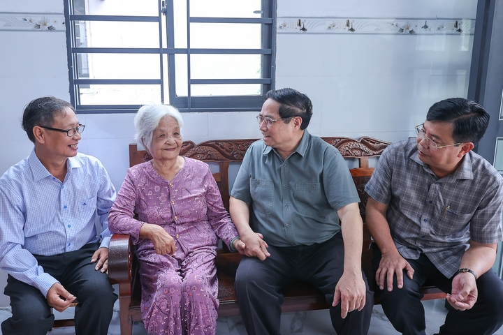 Thủ tướng thăm, tặng quà gia đình bà Nguyễn Thị Có, người có công với cách mạng, được hỗ trợ nhà trong Chương trình xóa nhà tạm, nhà dột nát - Ảnh: VGP/Nhật Bắc
