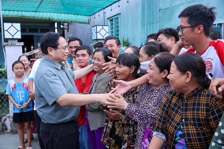 Thủ tướng với người dân xã Bình Mỹ - Ảnh: VGP/Nhật Bắc
